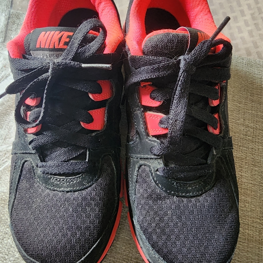 Nike Dual Fusion Sneakers